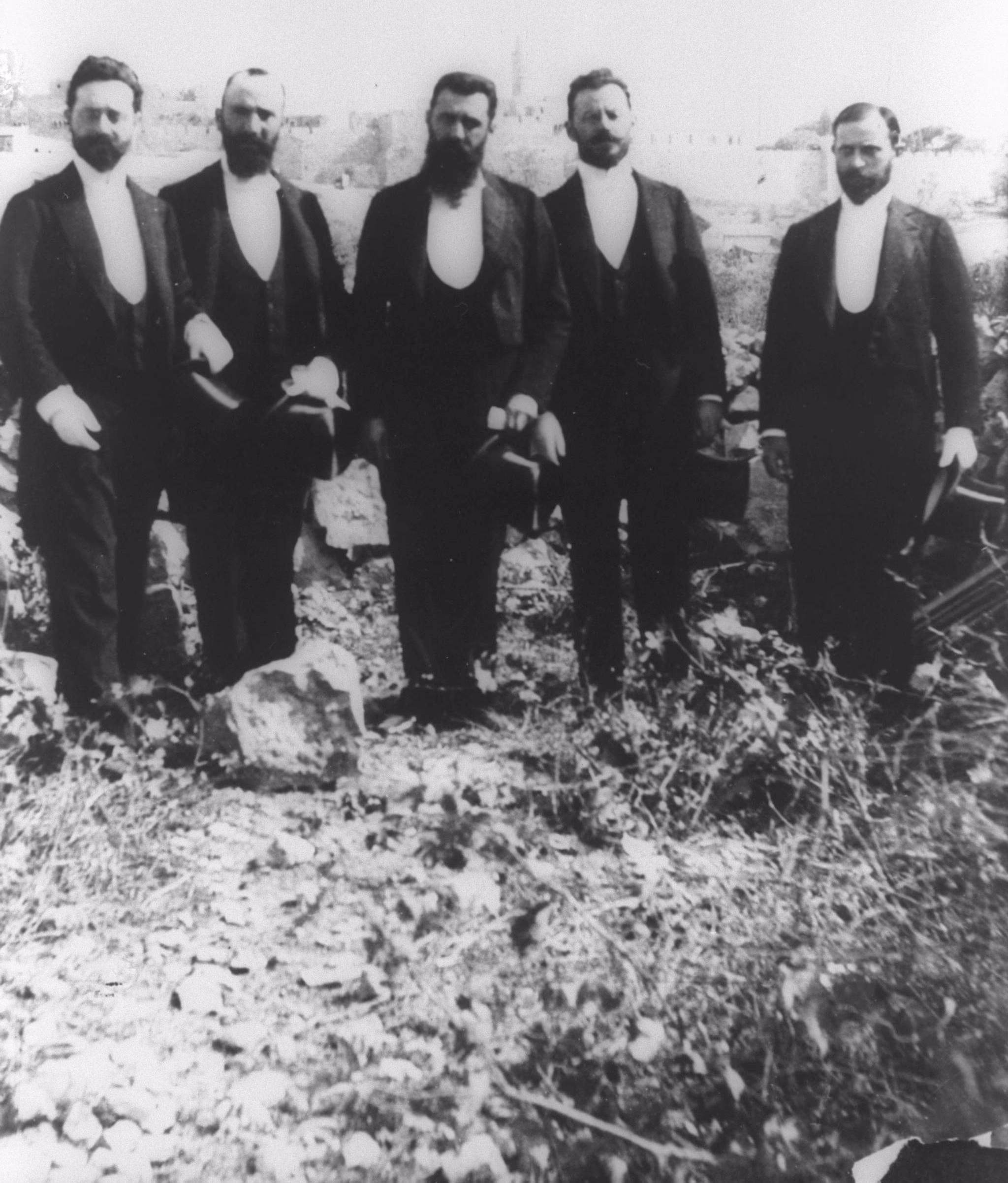 Theodor Herzl (tengah) bersama delegasi Zionis di Yerusalem, 1898. Dari kanan ke kiri: Joseph Seidener, Moses T. Schnirer, Theodor Herzl, David Wolffsohn, Max Bodenheimer. c986839f3bf6d686